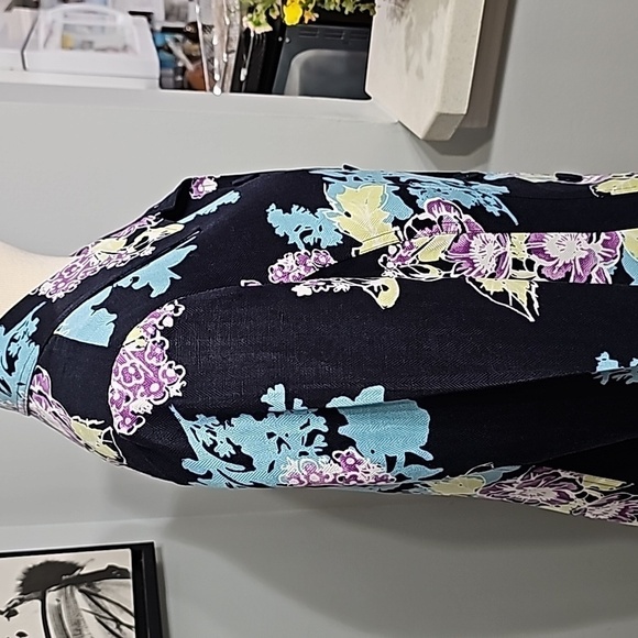 Emma James shacket, 55% linen 45% rayon. Covered buttons. Black floral pr… - Picture 6 of 10